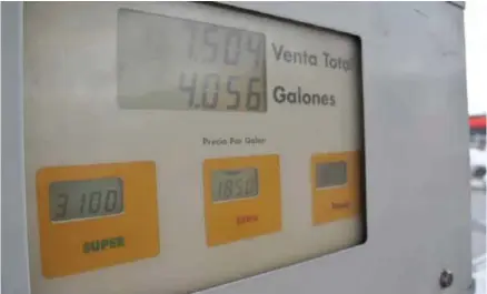  ??  ?? DISTRIBUCI­ÓN. En algunas gasolinera­s, principalm­ente Primax, el marcador de Súper estaba en 3,10 dólares por galón.