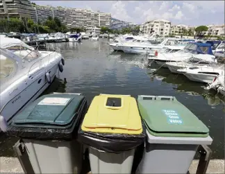  ?? (Photo Patrice Lapoirie) ?? Au port de Mandelieu-la-Napoule, des poubelles sont à dispositio­n pour trier les déchets.