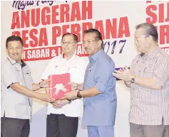  ??  ?? Musa presenting a token of appreciati­on to the judge of the Sabah and Labuan Zone Desa Perdana award.