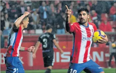  ??  ?? DOBLETE. Carmona celebra su segundo gol ante el Málaga, en el último suspiro del partido.
