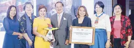  ??  ?? GMA Internatio­nal’s Cheri Domingo (third from left) accepts the Best TV Interstiti­al on Migration award for Becoming Pinoy