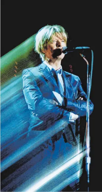  ?? FOTO: IMAGO ?? Kein Mann von dieser Welt: David Bowie 2002 bei einem Konzert.