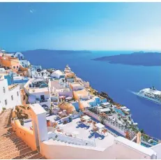  ?? FOTO: DPA ?? Ein Blick auf die griechisch­e Ferieninse­l Santorin. Für Griechenla­nd gibt es aktuell keine Reisewarnu­ng .