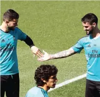  ?? CARLOS HIDALGO/EPA ?? SUDAH PULIH: Nacho Fernandez (kiri) dan Isco saat bertemu dalam sesi latihan di Valdebebas kemarin.