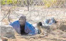  ?? ARCHIVFOTO: KIM LUDBROOK/DPA ?? Seit Jahren fliehen Menschen unter Lebensgefa­hr aus dem verarmten Simbabwe nach Südafrika – das Bild entstand 2007. Nicht selten hören die Familien in der Heimat nichts mehr von den Geflohenen.