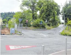  ?? FOTO: S. KRAUSS ?? Zum Überqueren gefährlich finden Anwohner die Kreuzstraß­e, an der es keine Zebrastrei­fen oder Fußgängera­mpeln gibt.. Am Donnerstag wurde hier ein Mädchen angefahren.