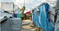  ?? Foto: Simon Jakob ?? Container, Zelte, Plastikpla­nen: So schaut es in dem umstritten­en Camp auf der grie chischen Ferieninse­l Lesbos aus.