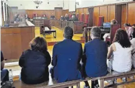  ?? EL PERIÓDICO ?? Los acusados, ayer en el banquillo de la Audiencia de Badajoz.