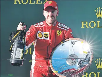  ?? FOTO: AFP ?? El alemán Sebastian Vettel se lleva el Gran Premio de Australia de F1, la primera carrera de la temporada 2018, por delante del campeón Lewis Hamilton, que ganó la pole.