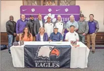  ?? The Darlington School ?? Darlington’s Logan Floyd signed a baseball scholarshi­p Friday with Carson-Newman.