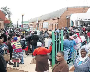  ?? / ANTONIO MUCHAVE ?? Clients of VBS Mutual Bank in Thohoyando­u. The high court in Pretoria has granted an order for trhe bank to be liquidated.