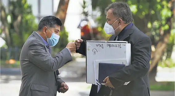  ?? ?? Despedida. El juez Roberto Ortuño se despide de sus amistades dentro del centro Judicial Isidro Menéndez.