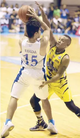  ?? JOEY MENDOZA JR. ?? Kiefer Ravena of Ateneo looks for an open man under pressure from Sheak Sheriff of UST.