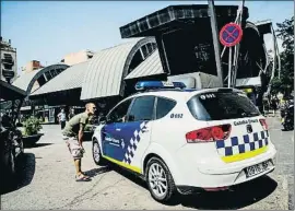  ?? XAVIER CERVERA ?? Una patrulla de la Guardia Urbana en el mercado de la Barcelonet­a