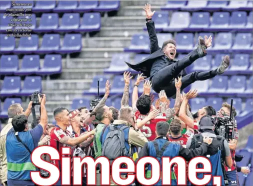  ??  ?? Simeone es manteado por la plantilla tras conseguir el título de Liga con la victoria en Valladolid.