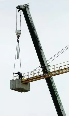  ?? CIPRIANO PASTRANO ?? La patronal de la construcci­ón ha advertido de que la reforma laboral de Díaz generará más precarieda­d