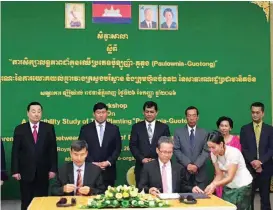  ?? Photo: Ma Jingjing/ GT ?? Representa­tives from the Ministry of Environmen­t of Cambodia and Beijing Guotong Green Engineerin­g Co signed an MOU in Phnom Penh, capital of Cambodia on Monday.