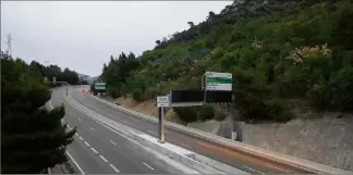  ?? (Photo Studio 619/Vinci Autoroutes) ?? Le portique installé comporte un panneau à messages variables avec des caractères lumineux permettant de signaler de manière dynamique des événements ponctuels (vitesse, accident…)