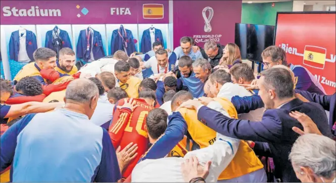  ?? ?? Los jugadores y los técnicos de la Selección española hacen una piña justo después de golear a Costa Rica el pasado miércoles.