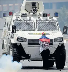  ?? REUTERS ?? Valor. Imagen que se viralizó: la mujer deteniendo al blindado.