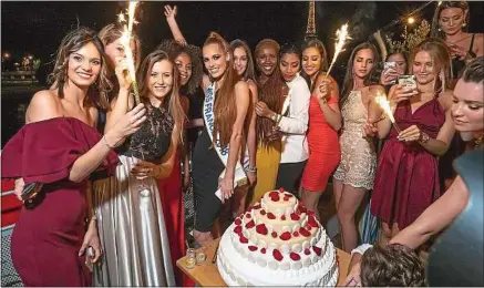  ??  ?? ##JEV#144-264-https://www.dailymotio­n.com/video/x6n1hze##JEV# Maëva Coucke (avec l’écharpe) entourée des Miss régionales de sa promotion, mercredi soir sur une péniche parisienne.