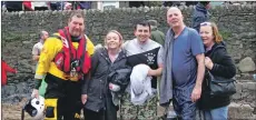  ?? KC_c02dipford­osh07 ?? Phil Edwards, second right, and David Miele, centre, who took part in the dip, pose for a photograph with supporters Raymond Harvey from the RNLI, Grace Nicoll and Yvonne Edwards.