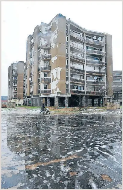  ?? AFP ?? Los bloques de
Clichy. Este municipio de 30.000 habitantes al norte de París se convirtió en el 2005 en el símbolo de la revuelta de la periferia parisina. Siete años después su situación social no ha mejorado