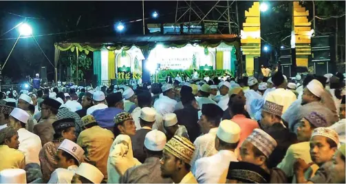  ?? CHUSNUL CAHYADI/JAWA POS ?? SALAWAT DAN ZIKIR: Ribuan jamaah dari berbagai daerah menghadiri Haul Ke-414 Sunan Prapen di Bukit Giri pada Selasa malam (18/6).