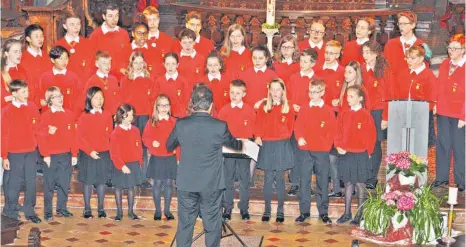  ?? FOTO: BAY ?? Die Jungen Chöre München geben eine überzeugen­de Vorstellun­g in der Kirche St. Nikolaus in Scheer.