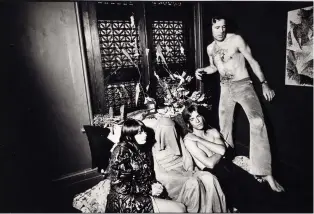  ??  ?? Ci-contre, Susi Wyss en compagnie de l’artiste et performeus­e suisse Manon en 1977. à gauche, au Cap Ferrat, en 1966, dans la résidence de Nancy Ruspoli. En haut, à Mayfair, à Londres, Kenneth Anger filme des scènes de Lucifer Rising pour un ciné-happening.
