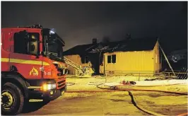  ??  ?? Politi, ambulanse og flere brannbiler rykket ut til boligbrann­en i Skien natt til torsdag.