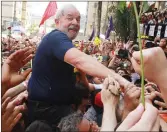  ??  ?? Lula and supporters in São Bernardo do Campo.