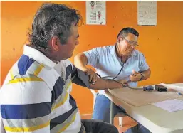  ??  ?? Consultas. Unos 80 pacientes fueron atendidos durante la campaña de salud en la zona rural del municipio de La Unión, con entrega de medicinas.