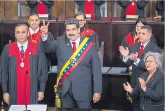 ?? FOTOS: REUTERS Y EFE ?? Maduro asumió segundo mandato hasta el 2025 recordando el legado de su antecesor, Hugo Chávez.