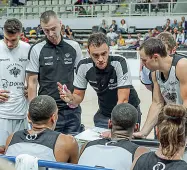  ??  ?? Leader Sopra Aaron Craft durante il Memorial Brusinelli (foto Montigiani) Sotto, un timeout di Brienza