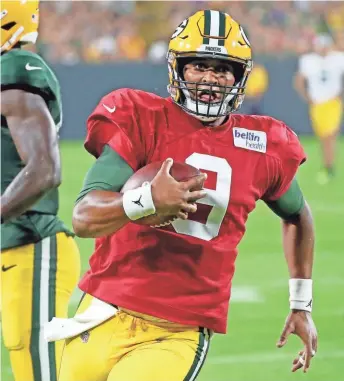  ?? JIM MATTHEWS / USA TODAY NETWORK ?? Packers quarterbac­k DeShone Kizer scores a touchdown Saturday during Family Night, but needed work on his Lambeau Leap.