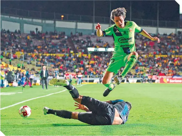  ?? / FOTO: ARCHIVO ESTO ?? La contienda entre Monarca y Gallos llevó gente al estadio Morelos, que ya no es de Primera División.