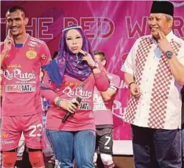  ??  ?? Dr Vida dan Annuar (kanan) di awal musim selepas mencapai persetujua­an mengenai penajaan.