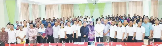  ??  ?? SELESAI TAKLIMAT: Harden (sembilan kanan), Dr Musalnizam (sepuluh kanan) serta ketua-ketua masyarakat Cina merakam kenangan selesai taklimat berkenaan.