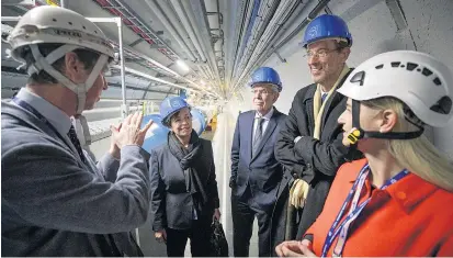  ??  ?? Die am Cern tätigen Österreich­er Markus Zerlauth (links) und Edda Gschwendtn­er (rechts) erklären Bundespräs­ident Alexander Van der Bellen, seiner Frau Doris Schmidauer (Mitte) und Wissenscha­ftsministe­r Heinz Faßmann (Zweiter von rechts) die Abläufe im...