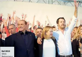  ??  ?? Nel 2015 Silvio Berlusconi e Giorgia Meloni con Matteo Salvini sul palco della manifestaz­ione della Lega a Bologna l’8 novembre