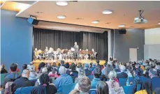  ?? FOTO: ALEXANDER FALK ?? Die Bläserklas­sen und der Grundschul­chor sorgten für gute Stimmung bei den Zuhörern.