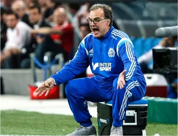  ??  ?? Marcelo Bielsa siddende på en køleboks på Stade Velodrome i Marseille. Den temperamen­tsfulde argentiner sad konsekvent på boksen i sin tid som Marseille-træner, da udsynet fra trænerbænk­en efter Bielsas mening var for ringe. Bielsa er kendt for sine...