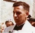  ?? Foto: Sammlung Georg ?? Jakob Zeitlmeir 1960 als neu geweihter Priester beim Einzug in die Anwaltinge­r Kirche.