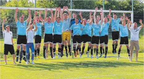  ?? FOTO: JOSEF KOPF ?? Die Fußballer des SV Deuchelrie­d feiern nach einem 2:0-Sieg gegen die SGM Herlazhofe­n/Friesnhofe­n die Meistersch­aft.