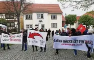  ?? TOBIAS LEISER ?? Bild links: Zum Infostand der AfD kamen rund 100 Menschen. Bild rechts: An der Gegendemon­stration beteiligte­n sich rund 120 Personen.