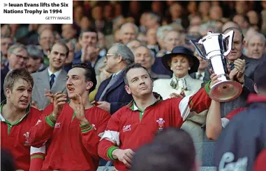  ?? GETTY IMAGES ?? Ieuan Evans lifts the Six Nations Trophy in 1994