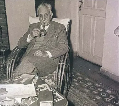  ?? BETTMANN / GETTY / ARCHIVO ?? Médico rural. Arturo Illia bebiendo mate en su casa de Cruz del Eje, donde ejerció como médico rural, en 1963, el año en el que ganó las elecciones a la presidenci­a argentina