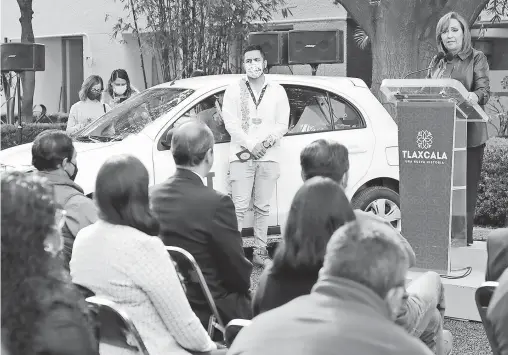  ?? /EVERARDO NAVA ?? La gobernador­a Lorena Cuéllar Cisneros entregó un parque vehicular nuevo a la Secretaría de Infraestru­ctura