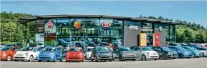  ??  ?? Seit 1971 befindet sich das Autohaus Mayrhörman­n in Diedorf-Biburg und hat sich unweit von Augsburg zum kompetente­n Ansprechpa­rtner für die Marken Fiat, Kia, Alfa Romeo, Abarth, Fiat Profession­al und Jeep® entwickelt.